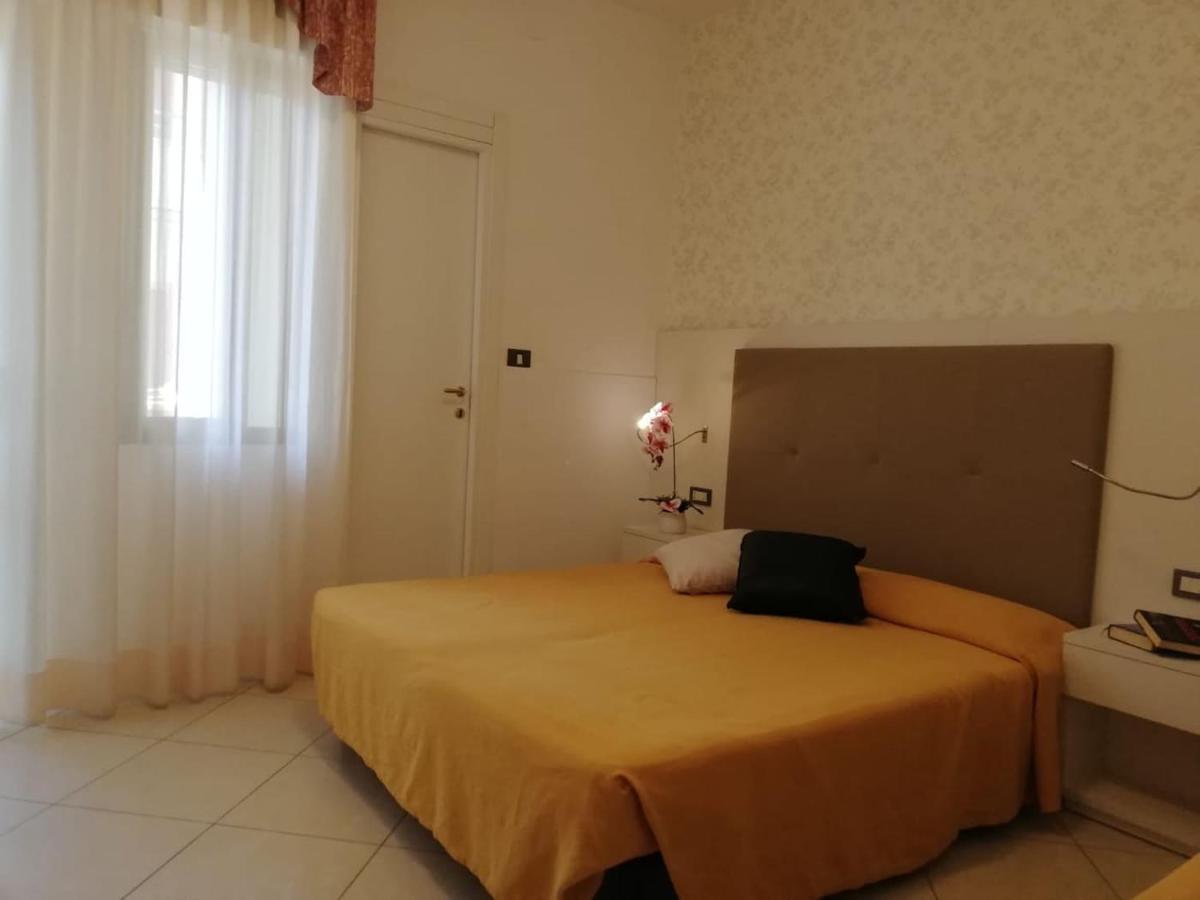 Hotel Metropol סוטומרינה מראה חיצוני תמונה