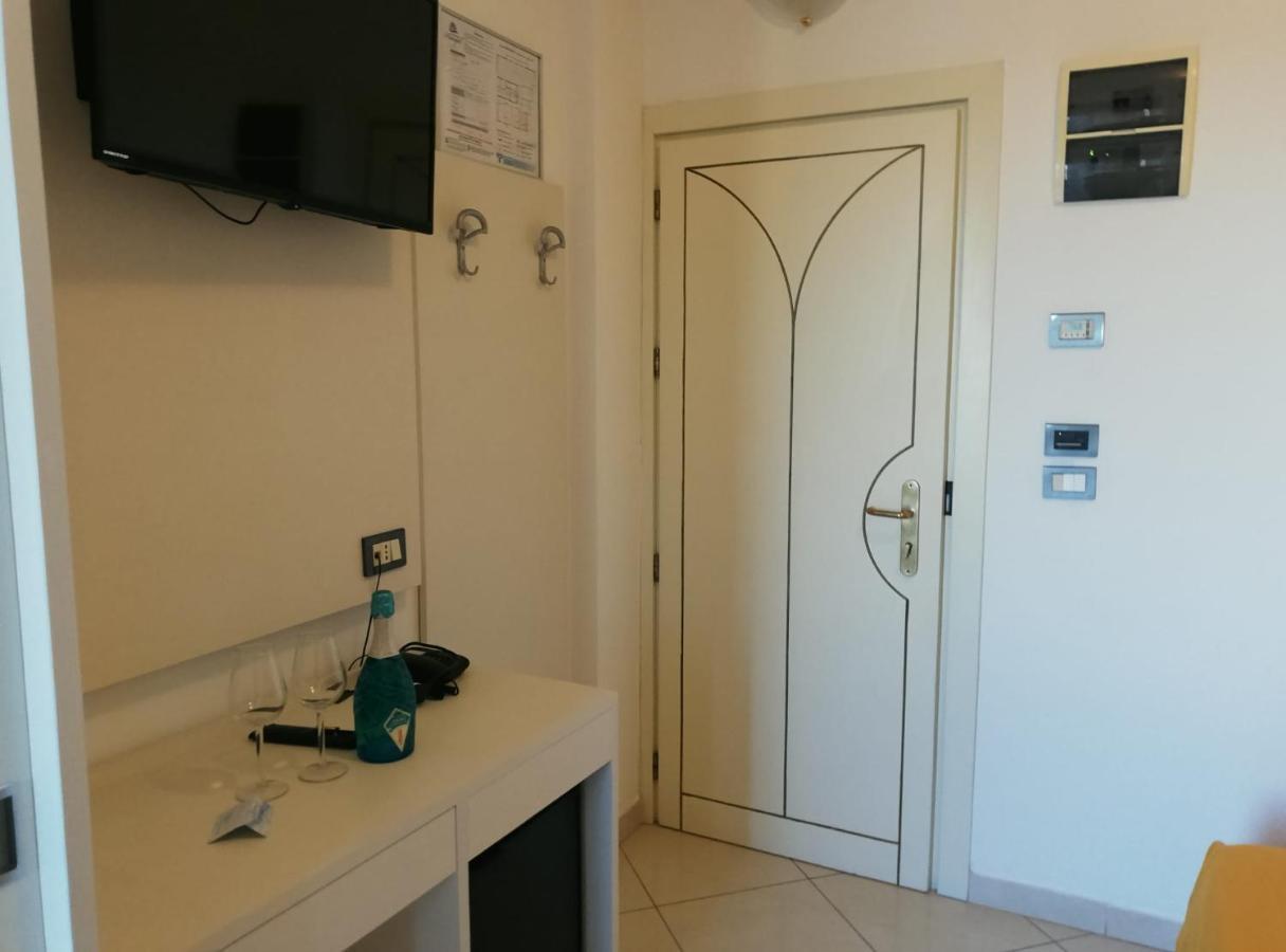 Hotel Metropol סוטומרינה מראה חיצוני תמונה