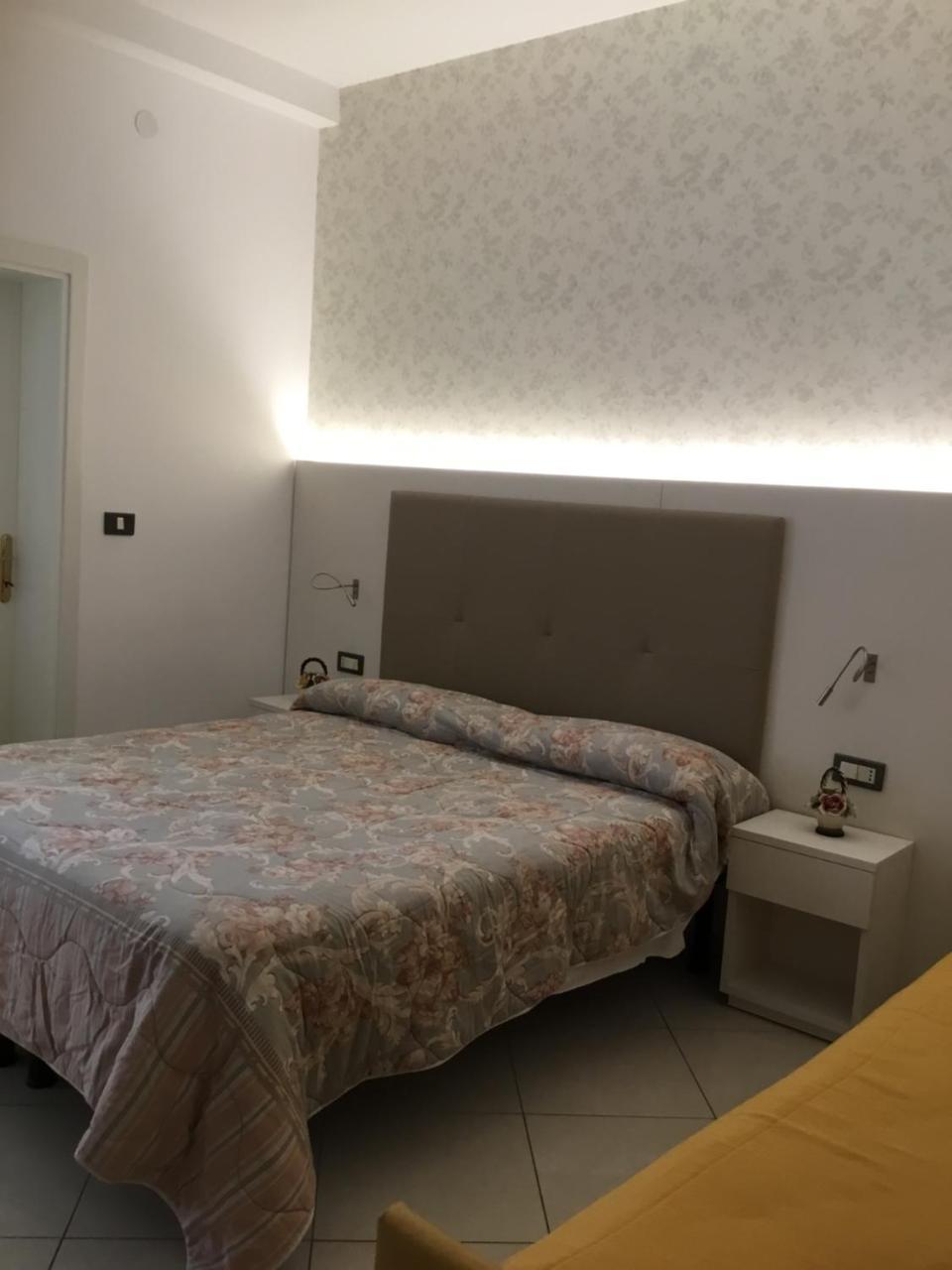 Hotel Metropol סוטומרינה מראה חיצוני תמונה