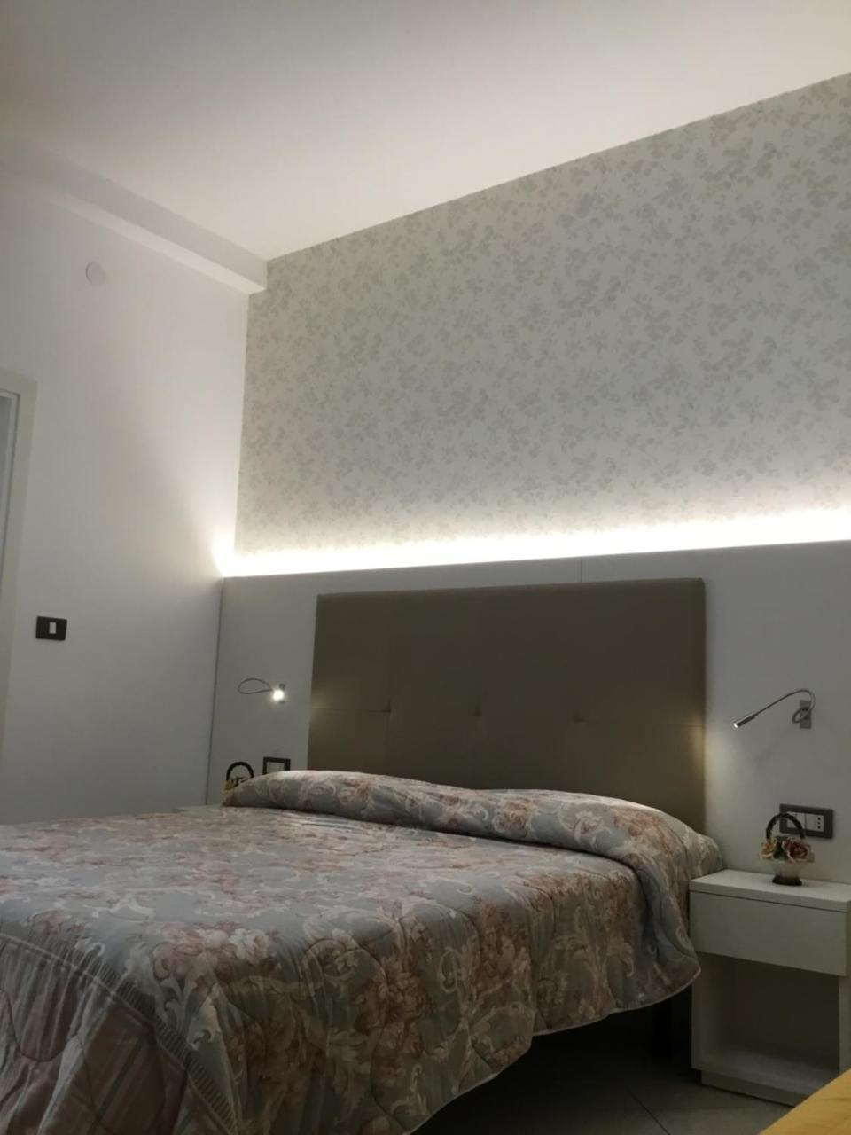 Hotel Metropol סוטומרינה מראה חיצוני תמונה